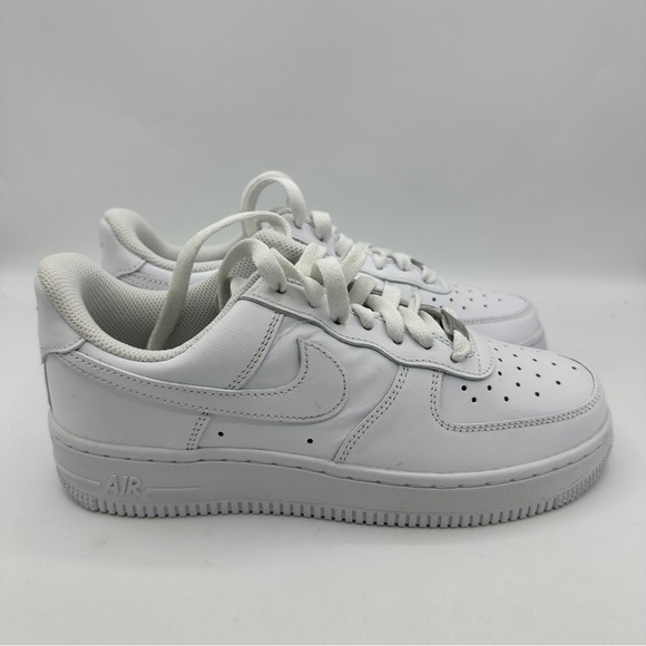 Women's Nike Air Force 1 '07 Triple White DD8959-100 Fashion Sneaker Size 7 - Picture 1 of 7